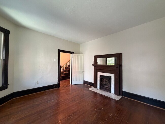 Building Photo - 606 Elm Ave