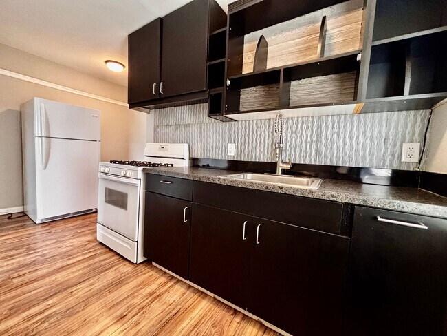 Primary Photo - Beautiful 1 bed apartment, just off I-675 ...