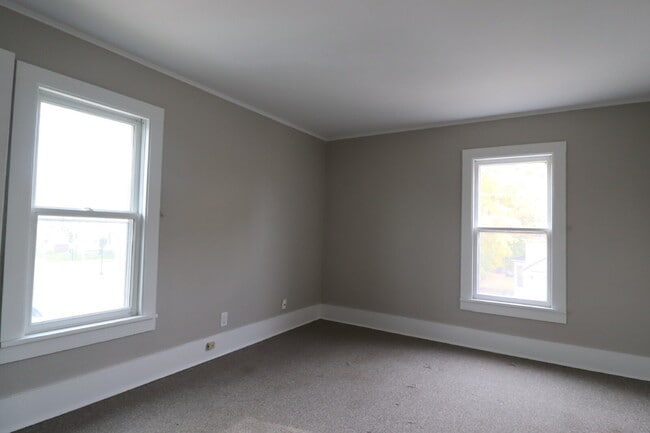 Building Photo - Large Updated 4 Bedroom Single Family Home