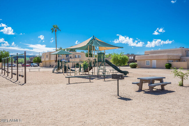 Building Photo - 4522 E Pueblo Ave