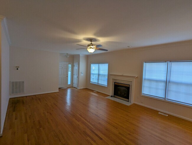 Building Photo - Spacious 4-Bedroom, 3-Bath Home in Parkside!