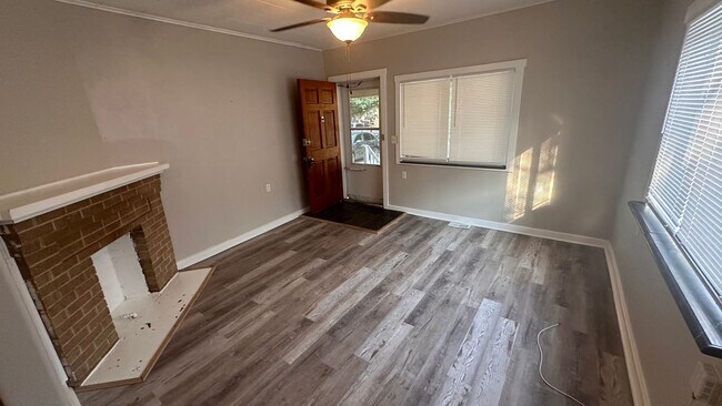 Building Photo - $695- 2 bed 1 bath - Newly Remodeled Duplex