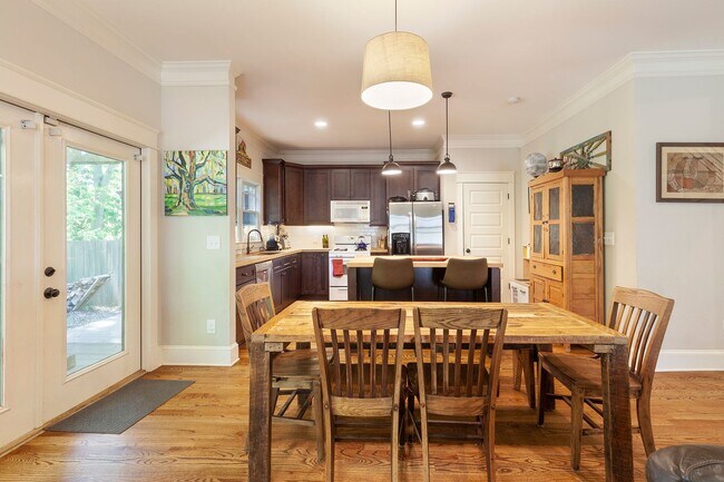 Building Photo - Beautiful 4/4 Plus Office, 4 Blocks From E...