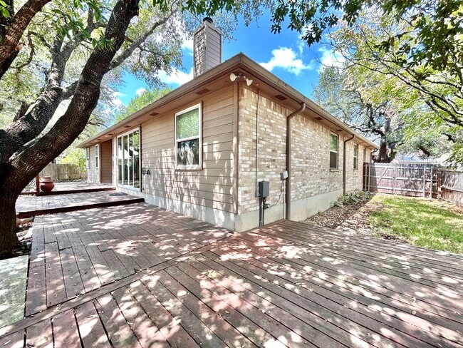 Building Photo - 4 Bed / 2 Bath Spacious One-Level Home wit...