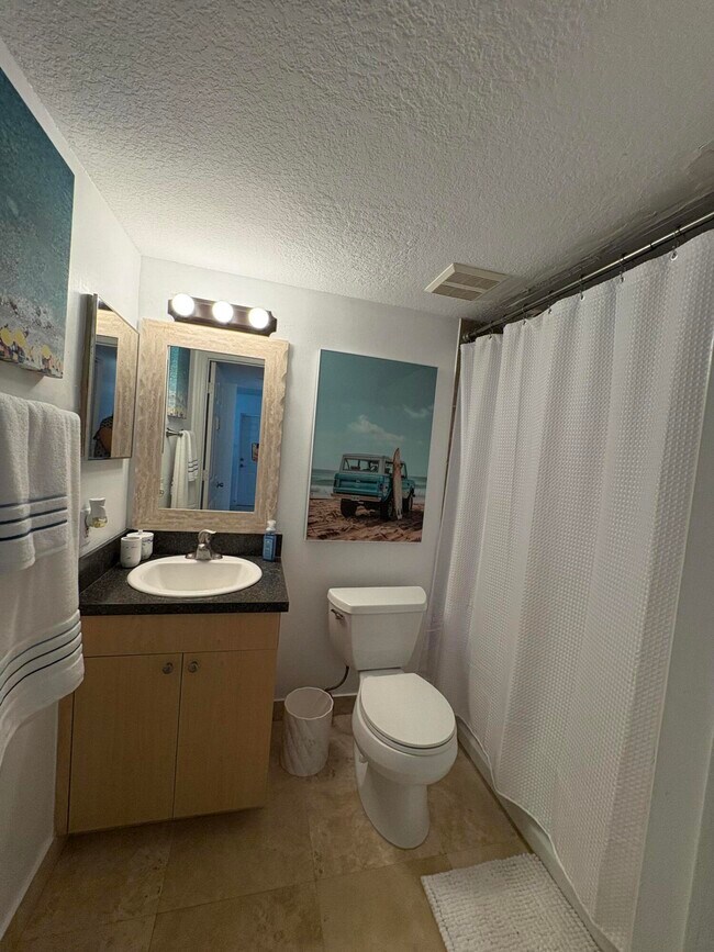 Building Photo - 1205 Villa Cir