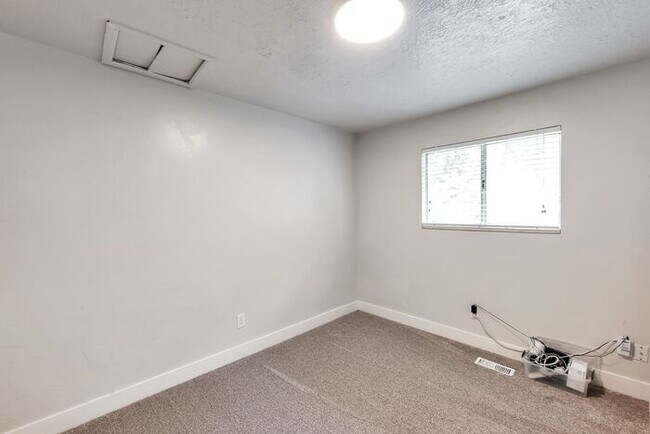 Building Photo - Remodeled 6 beds, 2 car garage!!