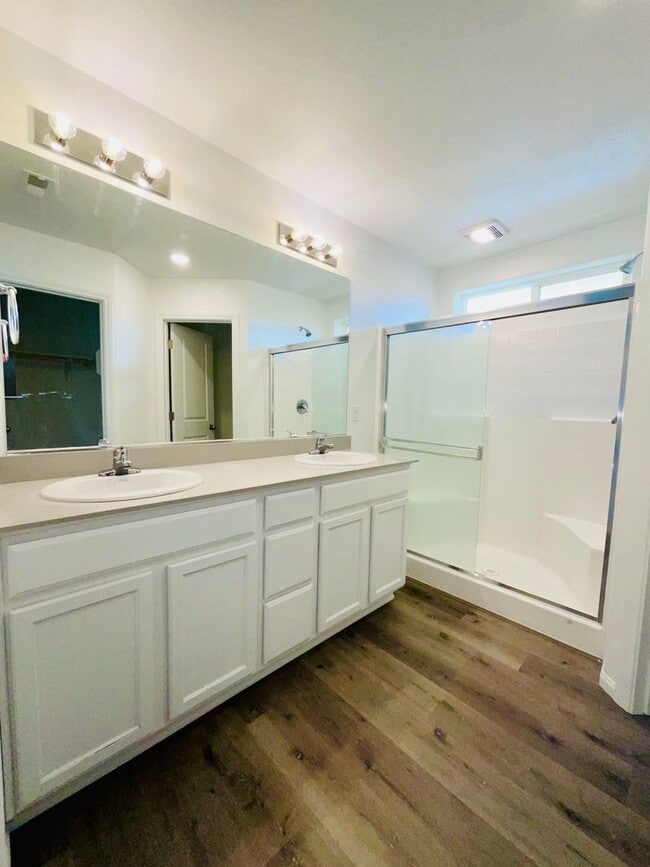 Building Photo - Charming Newer 3 bedroom House
