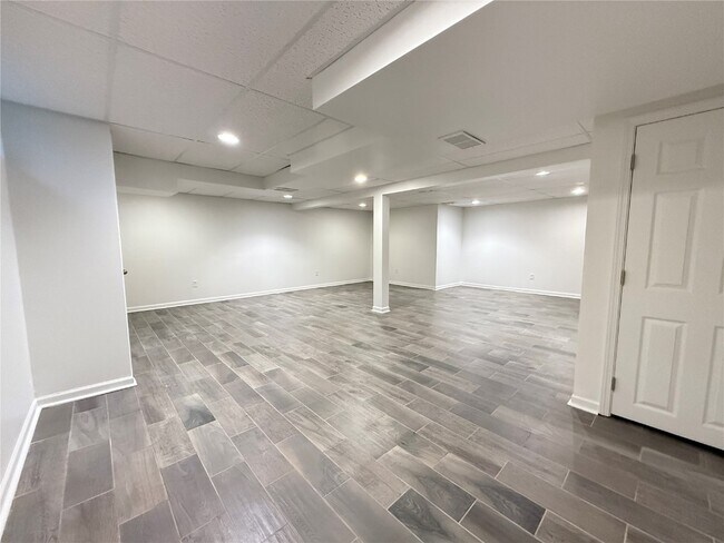 Building Photo - 1133 Westmoor Pl