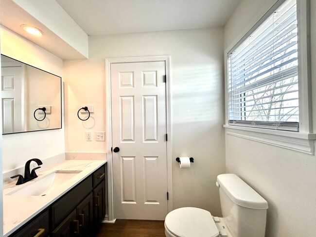 Building Photo - Well appointed 2 bed, 2.5 bath Townhouse