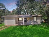 Building Photo - 121 Wisteria St
