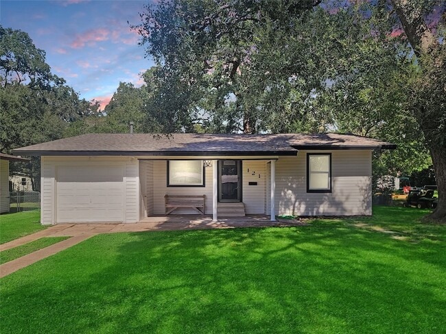 Primary Photo - 121 Wisteria St