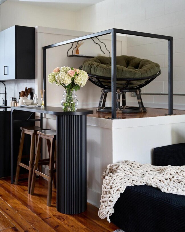 Building Photo - 403 E 33rd St