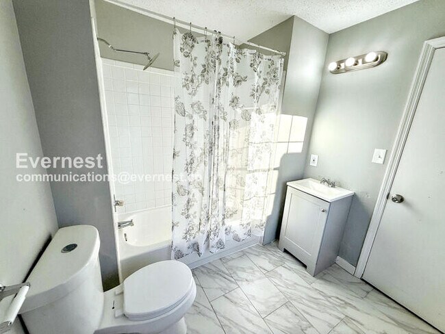 Building Photo - Limited Time Special Offer - Split your security deposit payment. 3 Bed/1 Bath Home with Fenced Y...