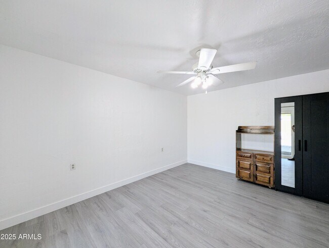 Building Photo - 2443 E Earll Dr