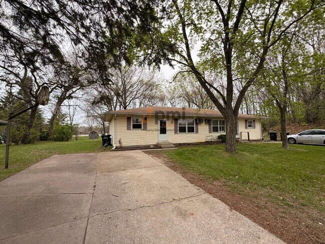 Building Photo - 5372-5372 Plaza Ave