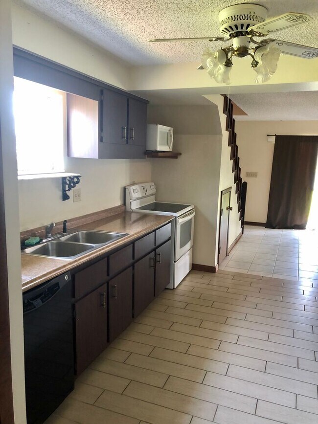 Building Photo - 1003 Dora Ave