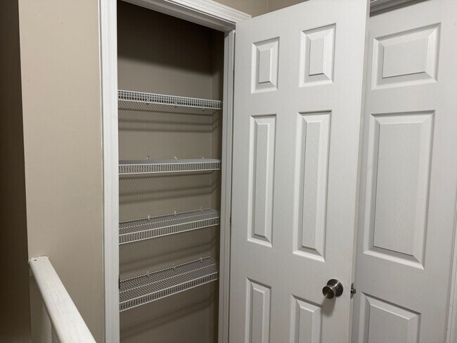 Building Photo - $1425/18 month lease or $1450/12 month lease.