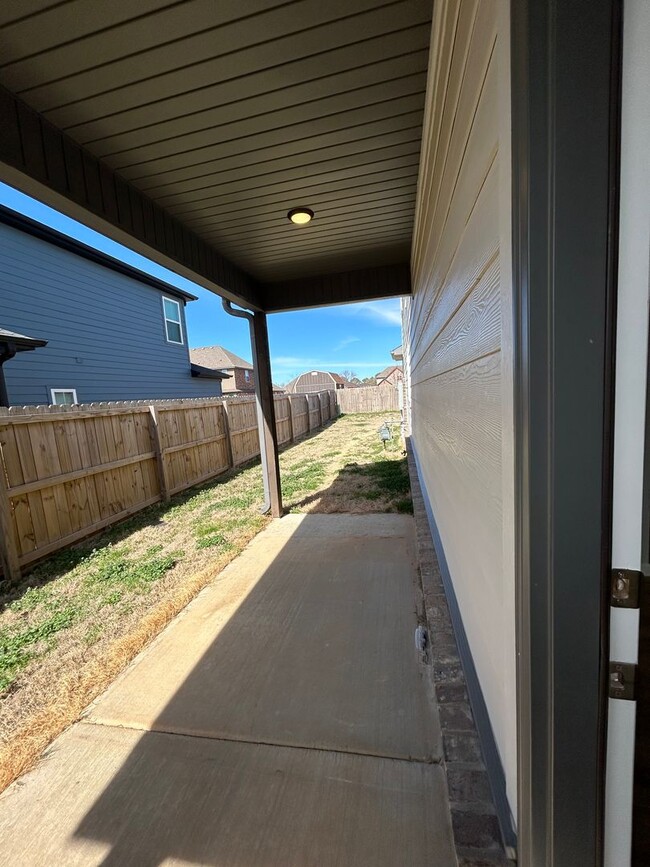 Building Photo - 1733 W Whitney Ln