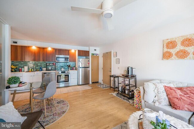 Building Photo - 152 W Laurel St