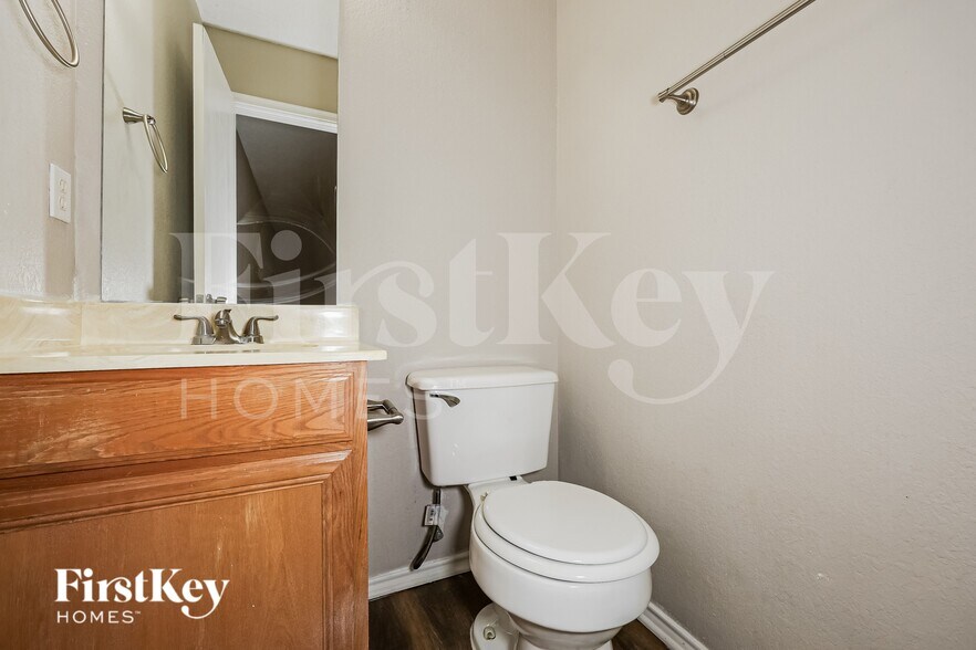 Building Photo - 609 Hollyberry Dr