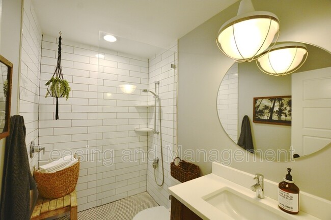 Building Photo - 2057 Middle St