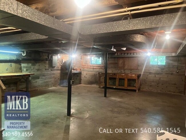 Building Photo - 6099 Franklin Rd