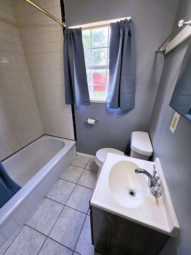 Building Photo - Charming 3-Bedroom Del City Home with a Spacious Backyard