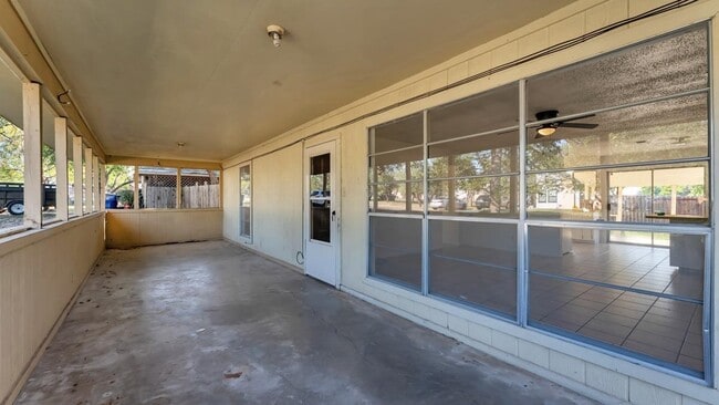 Building Photo - 848 Pecan Ln