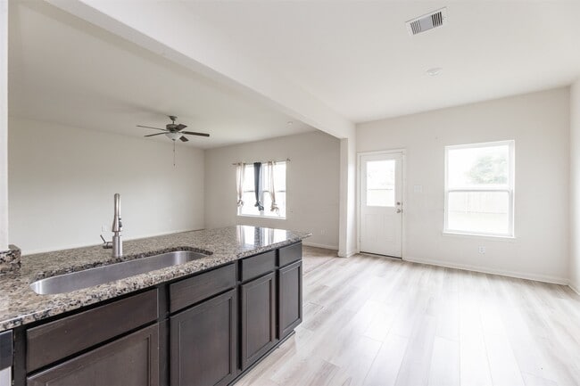 Building Photo - 541 Amberwood Pk Dr