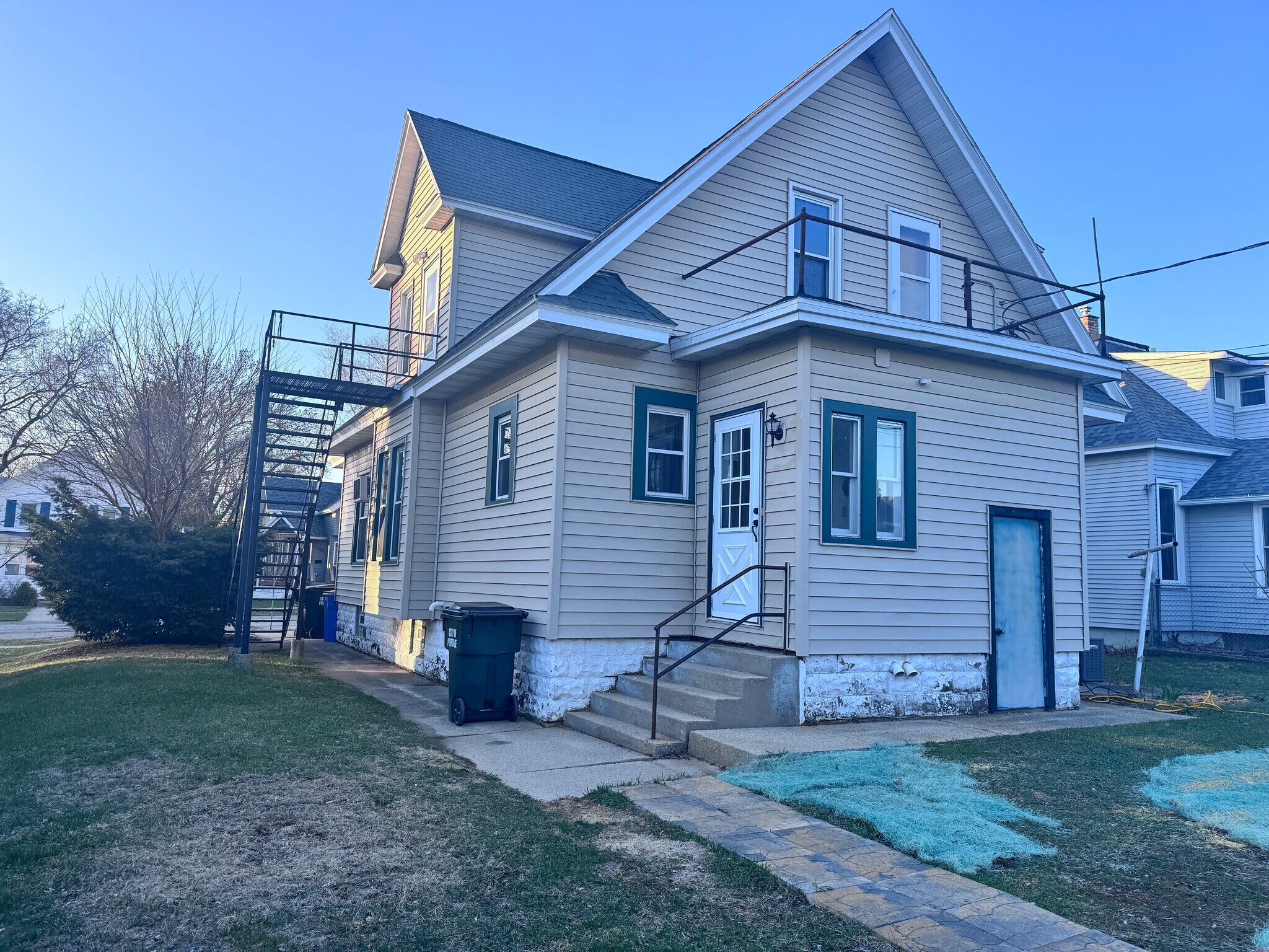 Building Photo - 410 E Conant St