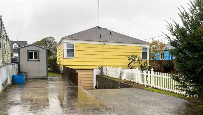 Building Photo - Home in Bremerton.