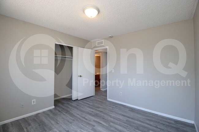 Building Photo - 713 W Mesquite St