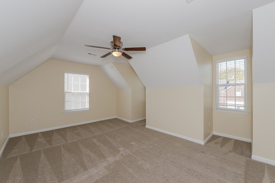 Building Photo - 1043 Vanguard Dr