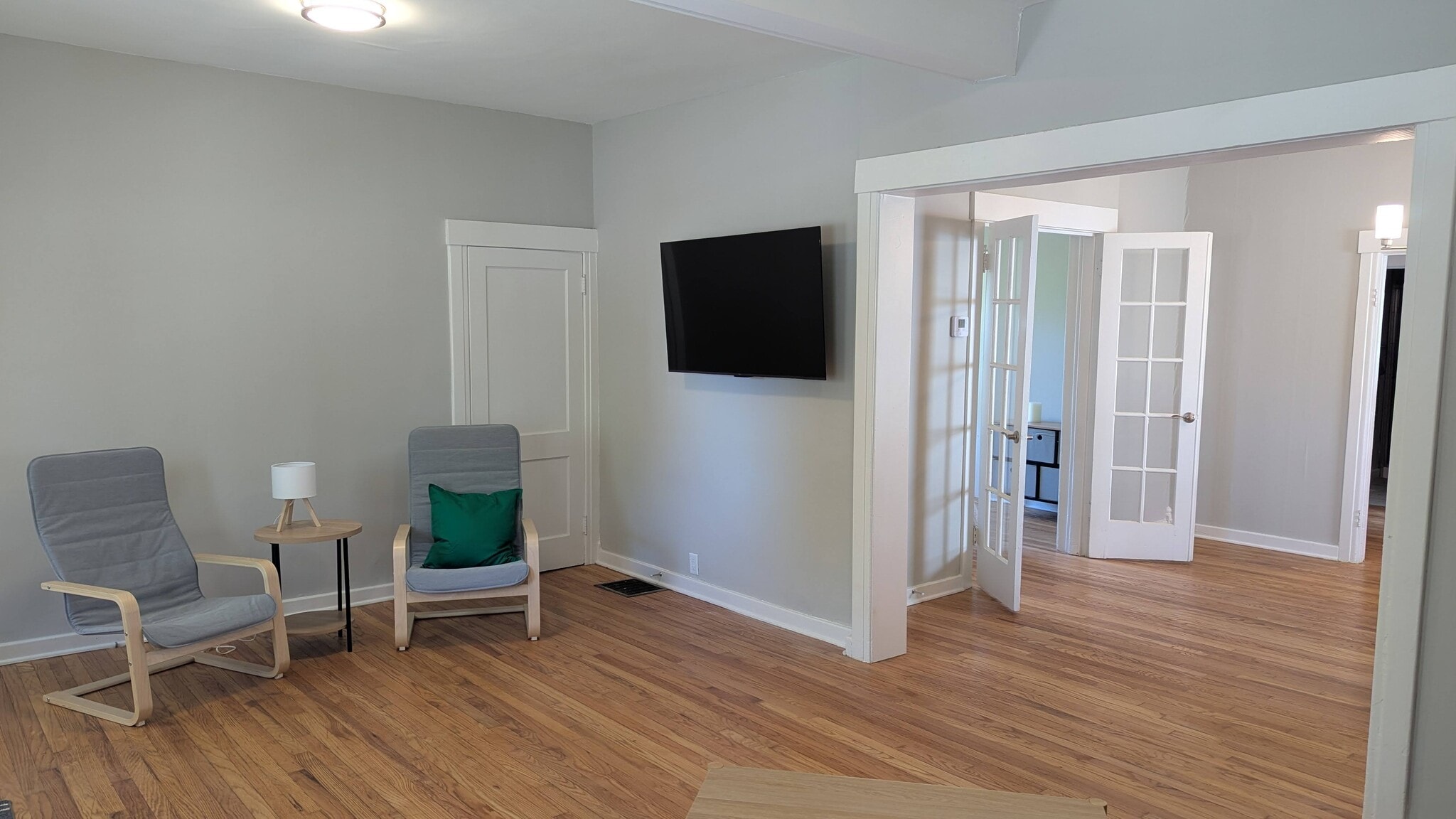 Large screen LED TV - 4216 Mercier St
