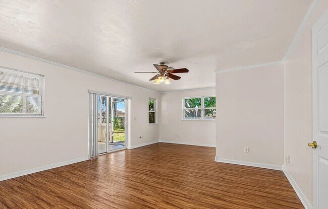 Building Photo - 863 Riverside Dr