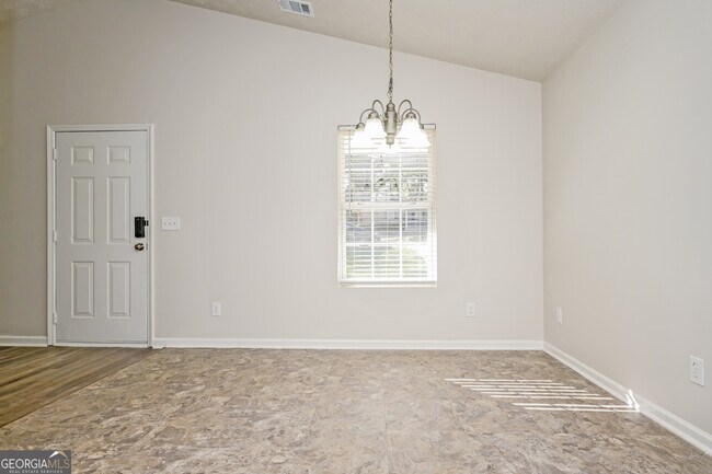 Building Photo - 546 Forest Hill Dr