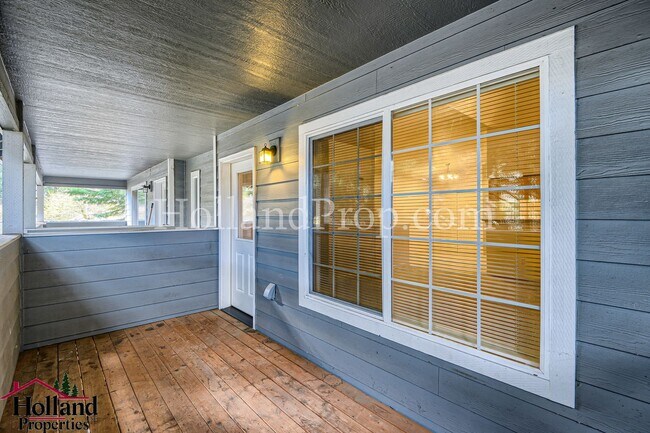 Building Photo - Spacious 2 Bedroom, 2 Bathroom Apartment with Dual Decks in Northeast Portland! NEW PRICE $1,750 !!