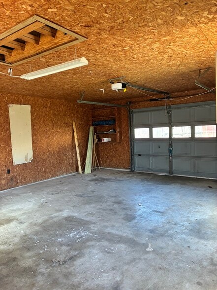 Building Photo - 907 N Osage Ave