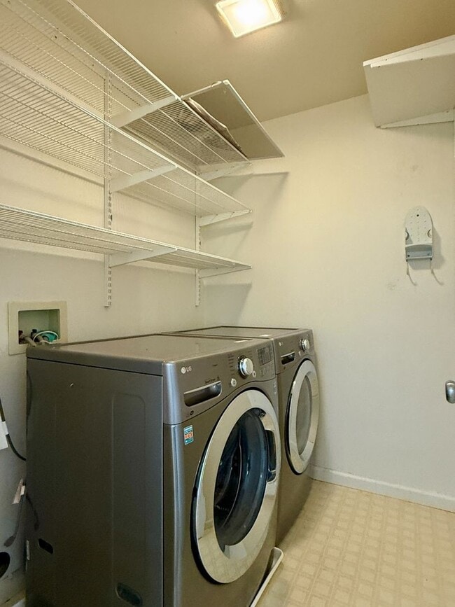 Building Photo - Gorgeous 3 bedroom, 2 and a half bathroom townhome in Hamilton Field for rent!