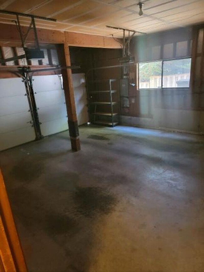 Building Photo - Classic North Tacoma 4 Bedroom Tri-Level with Peak a Boo View!