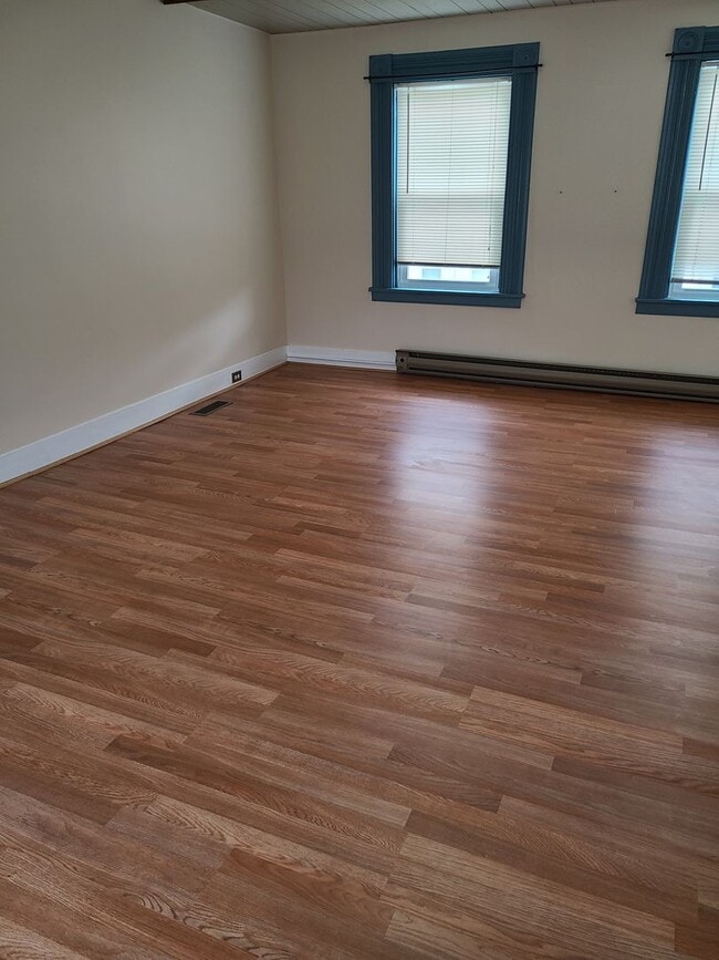 Building Photo - Spacious 2 Bedroom Home with possible 3rd bedroom or office space!