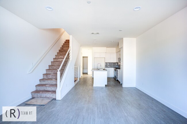 Building Photo - TRI-LEVEL TOWNHOME IN ELEMENTS OF ROSEMEAD!