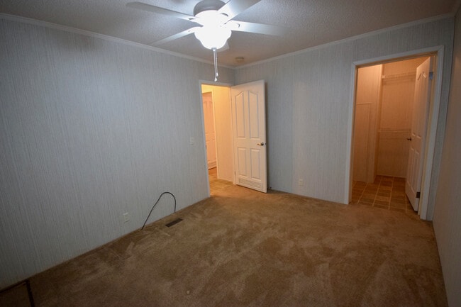Building Photo - Spacious Home in the Country