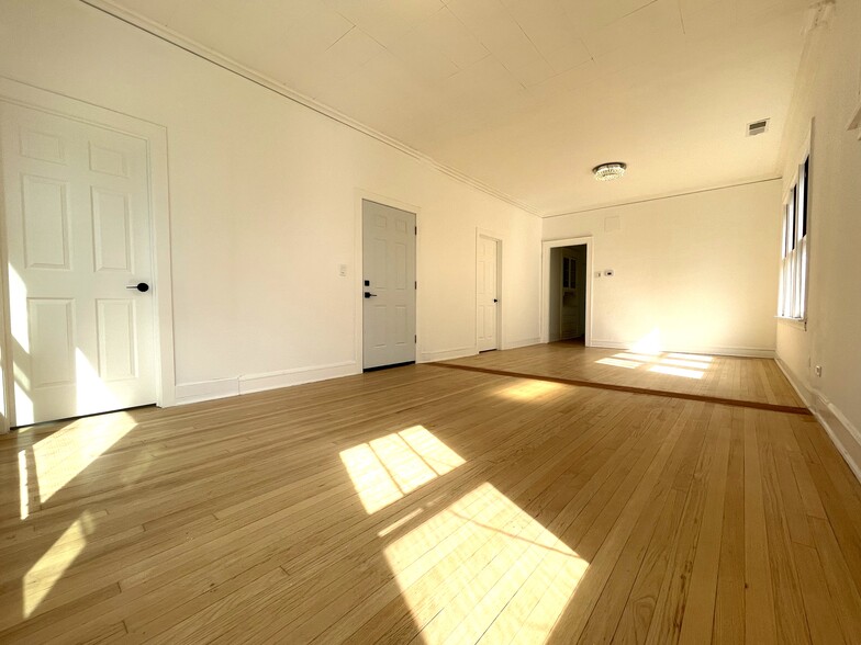 living / dining combo - 1321-2 East Ave