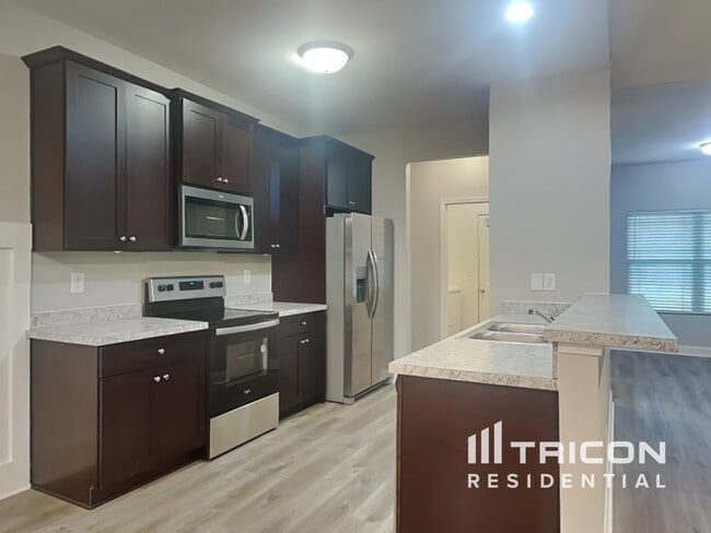 Building Photo - 517 Knollwood