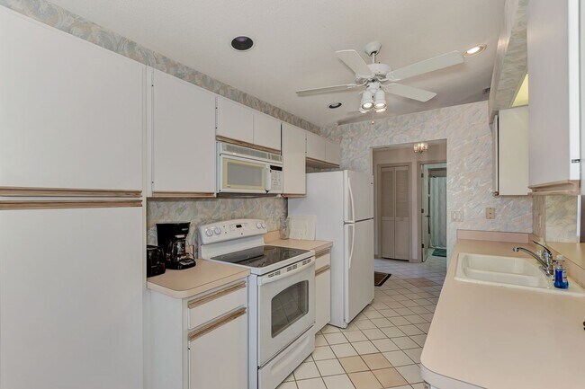 Building Photo - GEORGOUS 2 BEDROOM, 2BATHROOM, TURN KEY FU...