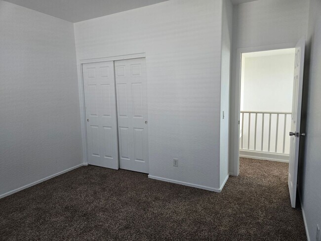 Building Photo - Spacious 4 bed, 3 full bath home in New Ri...