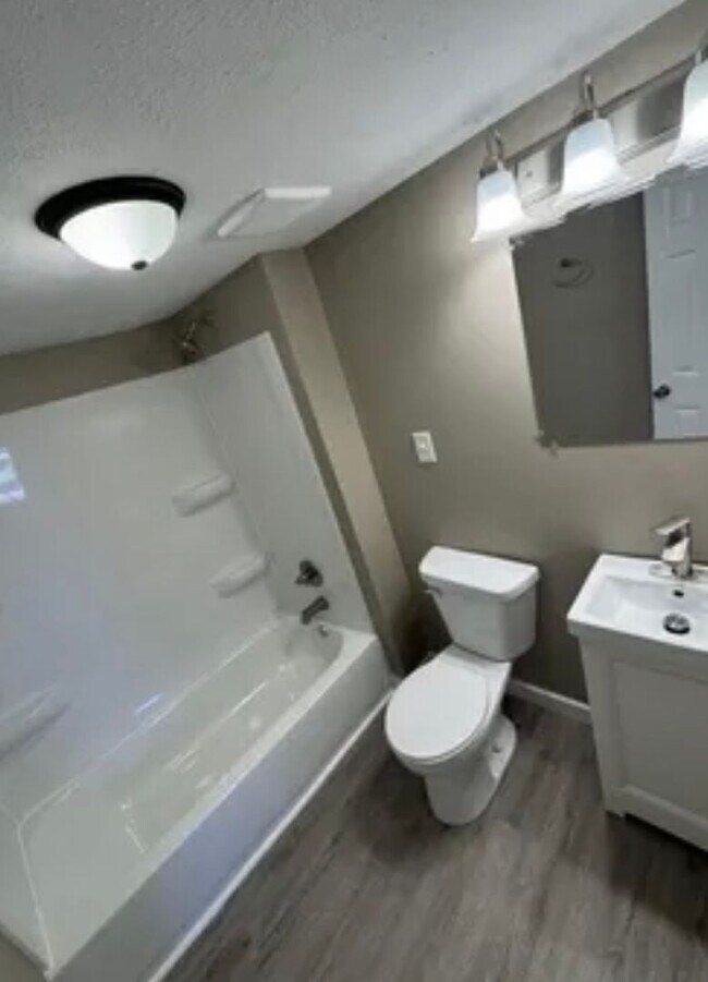 Building Photo - 2 bedroom/1 bath w/carport