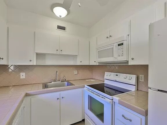 Building Photo - 202 Bedford Trl