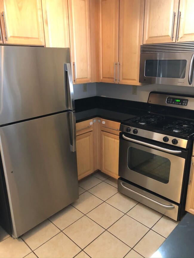 Building Photo - Two-Level Condo Walk in Heart of Revitaliz...